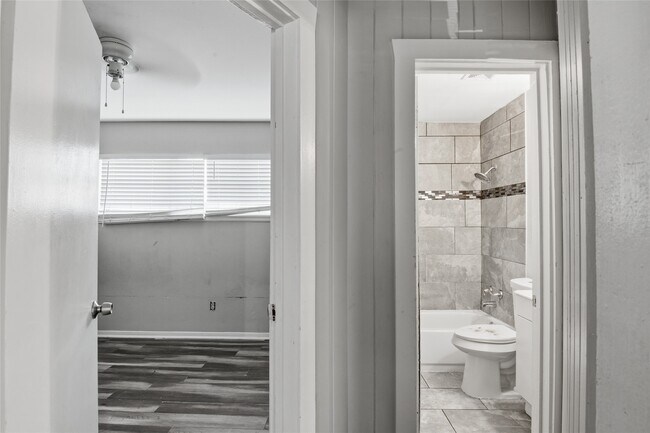 Building Photo - 5010 Ennis St Unit 3