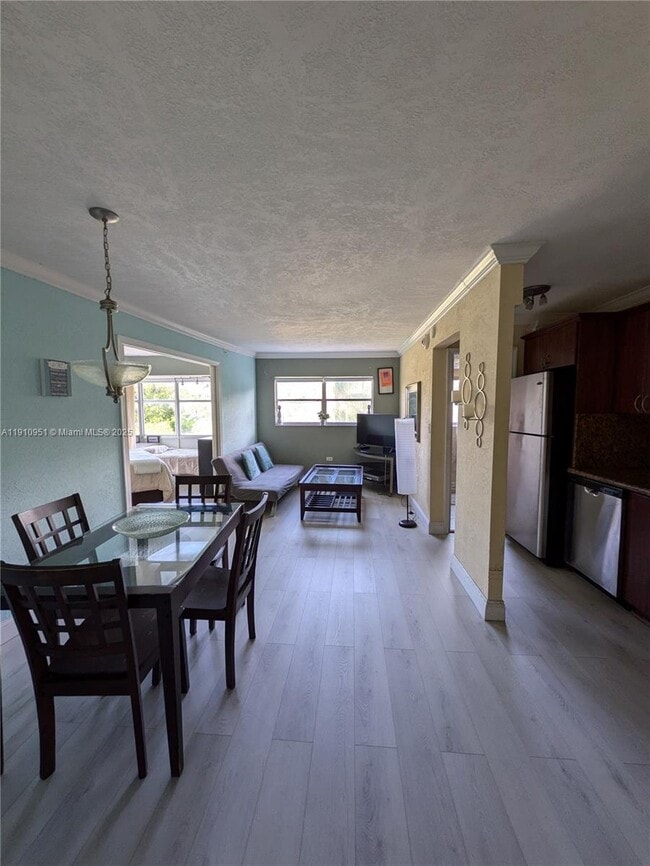 Building Photo - 1881 Washington Ave Unit 3G