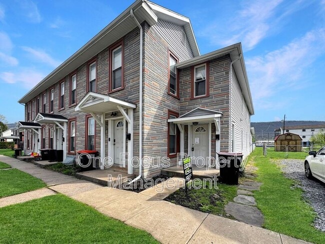 Building Photo - 422 E Bald Eagle St