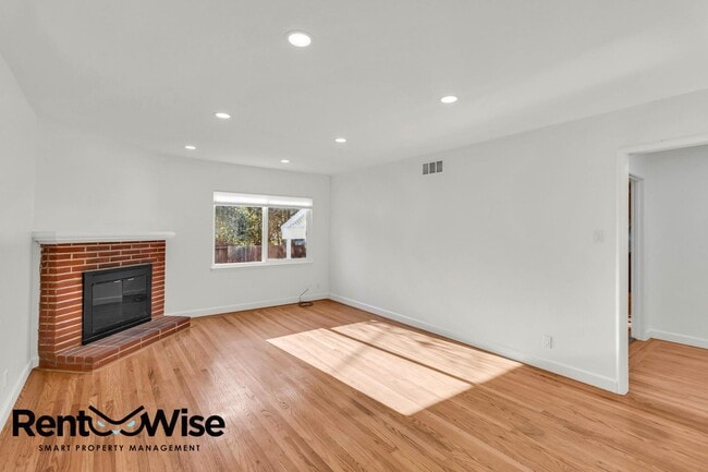 Photo - 838 Crompton Rd