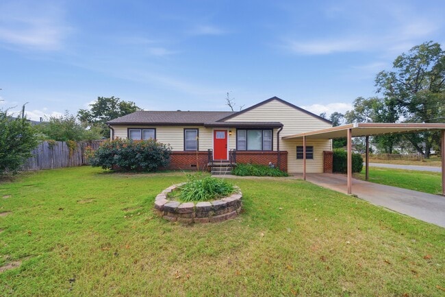 Building Photo - 702 E Karma Ave