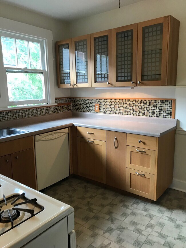 Kitchen - 1033 Macon Ave Unidad 1033