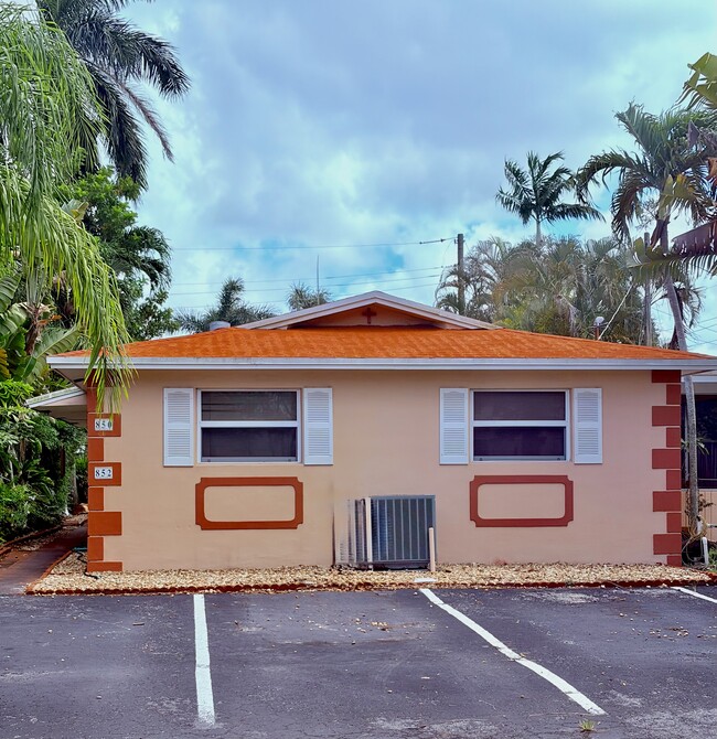 Building Photo - 850 SW 12th Ct Unit rear