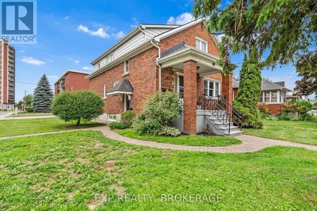 Photo - 493 College St