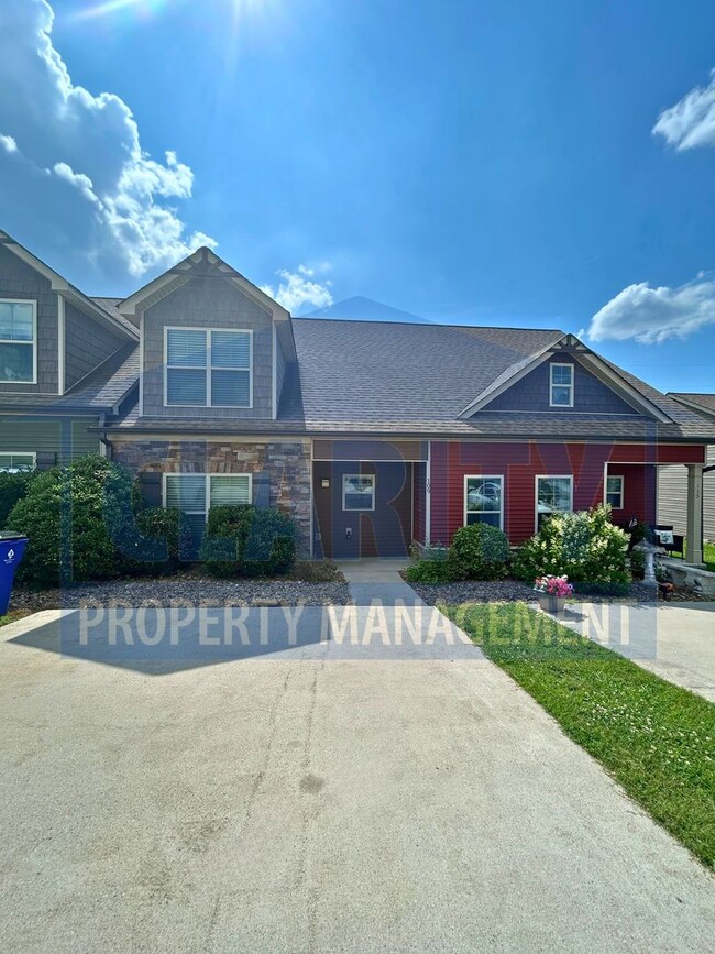 Building Photo - Like new, immaculate 3 bedroom townhome!