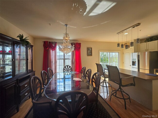 Photo - 913 Hawthorn Way