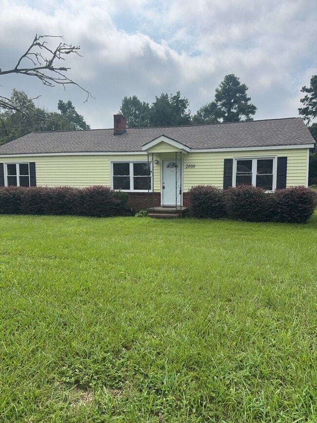 Building Photo - 3 bedroom Home- SECTION 8 ACCEPTED