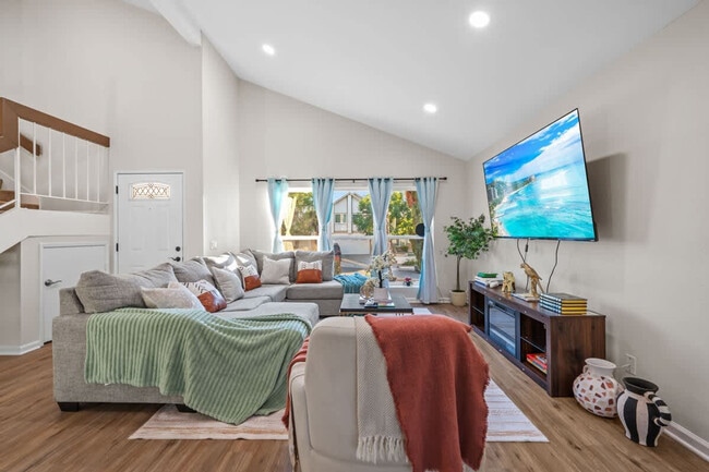 Building Photo - 13737 Via Tres Vistas Unit ID1465003P