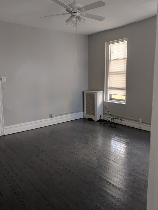 15x15 Livingroom...BIG and square, not a narrow rectangular. - 935 N 5th St Unit 2