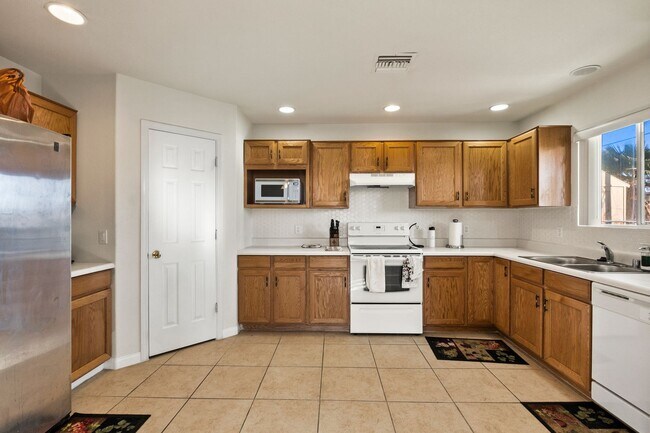 Photo - 3BR Home w/Fenced yard and Garage-1 Block to Colorado River