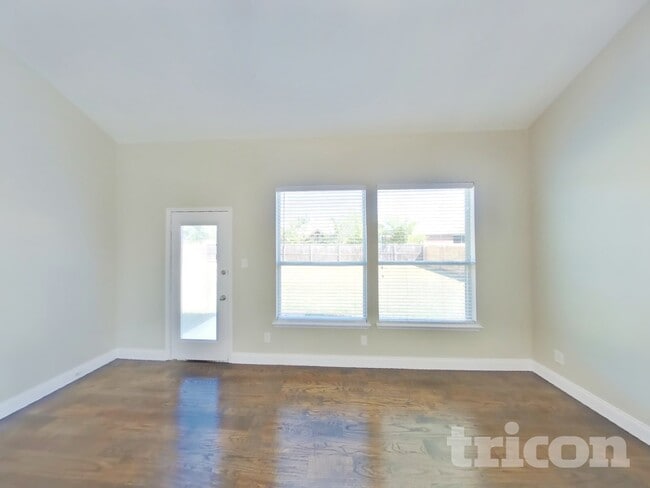 Photo - 704 Crockett Dr