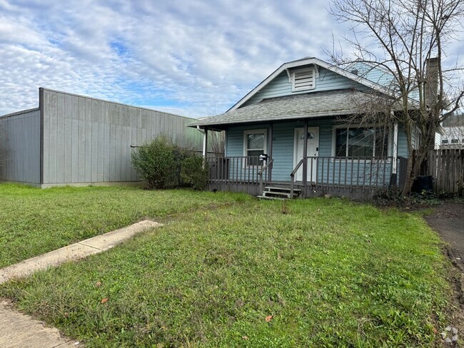 Building Photo - 3 Bedroom 1 bath Unit 643 Rental