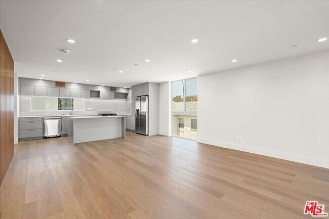Building Photo - 1752 N Van Ness Ave Unit 1/2 Rental