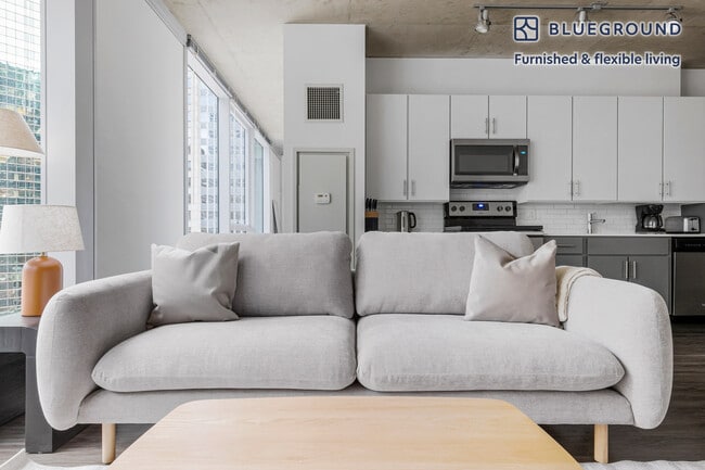215 W Lake St Unit SI FL12-ID1343