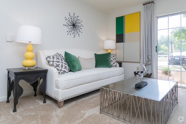 2BR, 2BA - 862SF