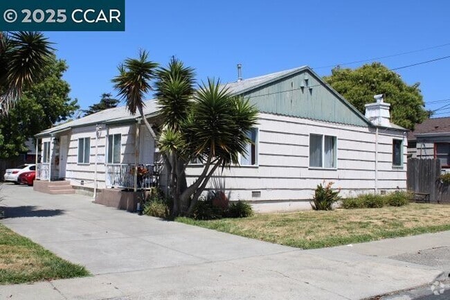 Building Photo - 835 33rd St Rental