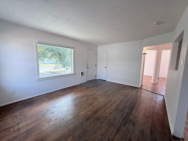 Photo - 619 E Nebraska Ave