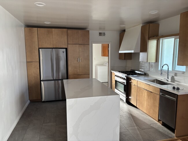 Chef's Kitchen - 366 1/2 E Hillsdale St Unit 366 and a half