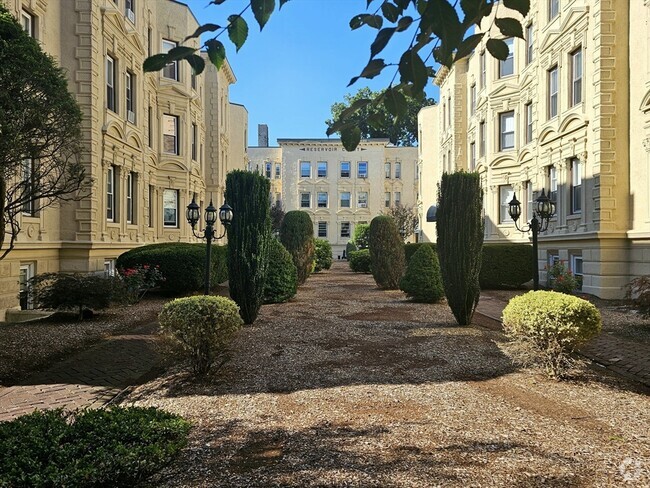 Building Photo - 1874 Beacon St Unit 5-2 Rental