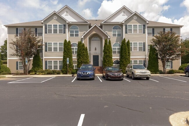 Building Photo - Cozy Greensboro 2 Bedroom 2 Bathroom Condo