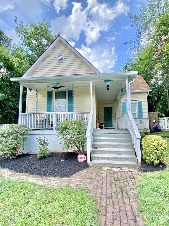 Building Photo - 219 E Oldham Ave Rental