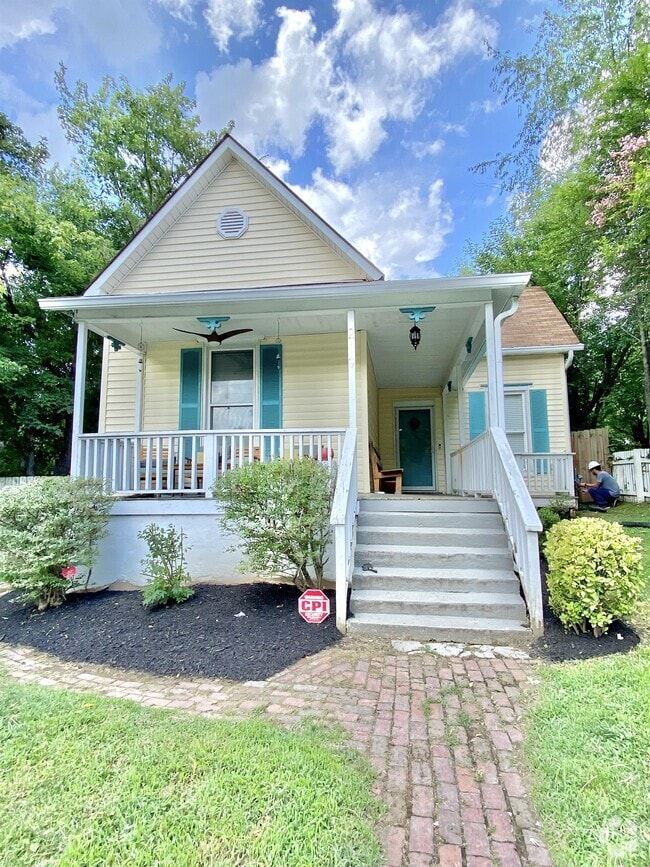 Building Photo - 219 E Oldham Ave Rental