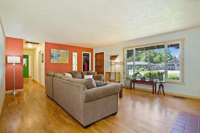 Photo - East Medford Ranch Home on large lot! | Available Mid-July