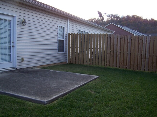 Photo - 2 bed, 2 bath, 2 car garage, ranch style townhouse in N. Knoxville