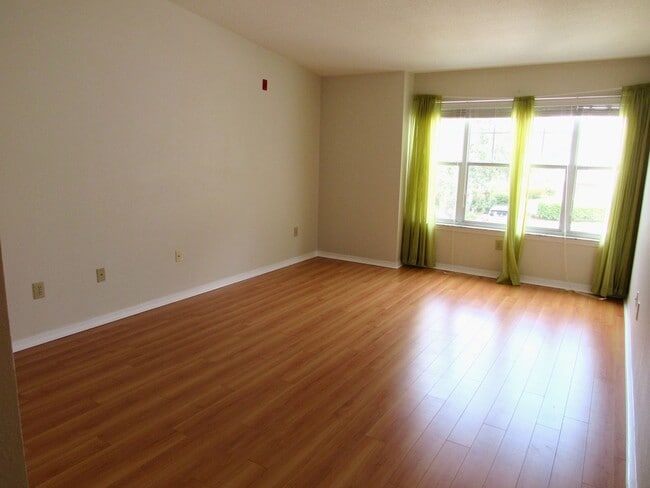 Building Photo - Exceptional Home Clean Unit 21207