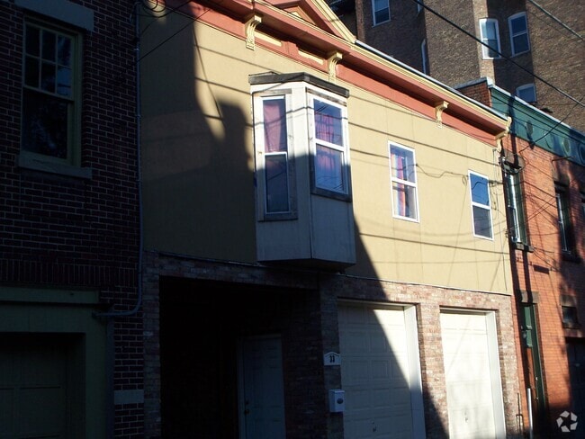 Building Photo - 33 Spring St Unit carriage house
