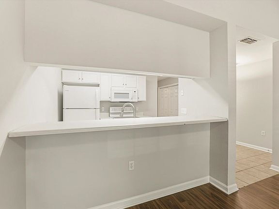 3-bedroom 3-bathroom condo off Tharpe, washer/dryer, Dishwasher, Pool!