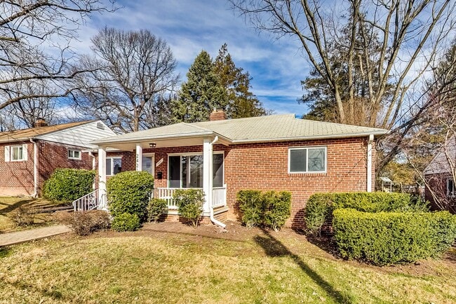 Building Photo - Spacious 3BR/2BA Rambler with Heated Sun-room and Slate Patio!
