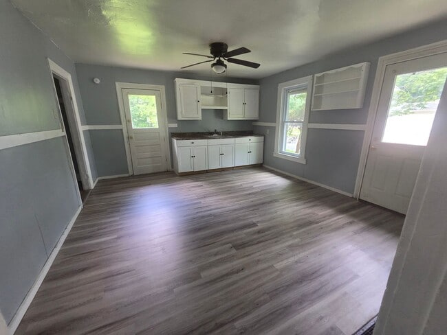 Building Photo - 2 bedroom townhouse style apartment on west side.