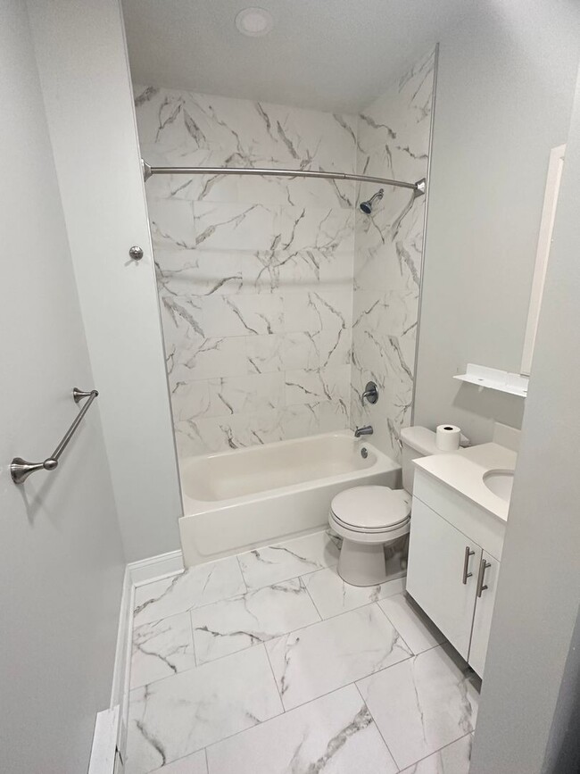 Building Photo - Cozy 1 bedroom Apartment Available Now! Unit 3R