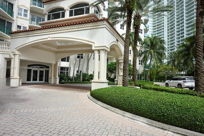 20000 E Country Club Dr Unit 302