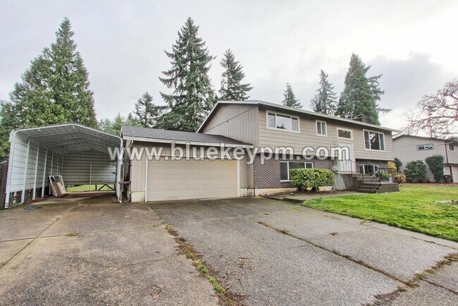 Photo - Newly Remodeled 5 Bed, 2 Bath Home with RV/Boat Parking in Oregon City