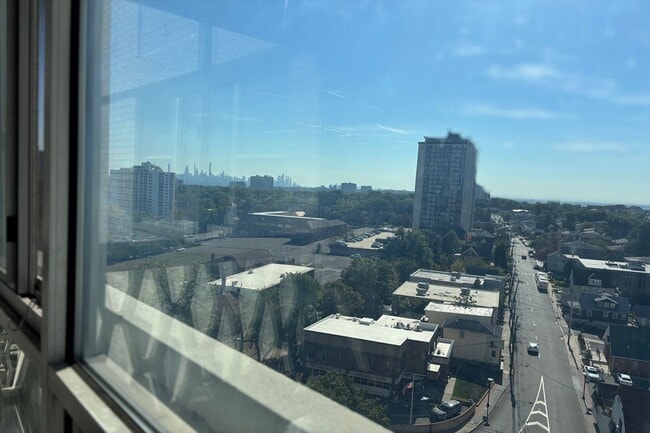 Photo - 2000 Linwood Ave Unidad # 14Y