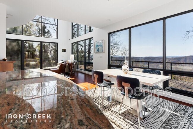 Photo - 910 Rockhold Dr