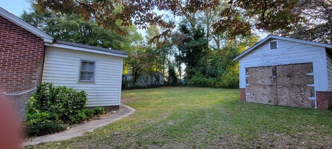 Patio trasero cercado con dependencia con electricidad. - 1106 Highside St