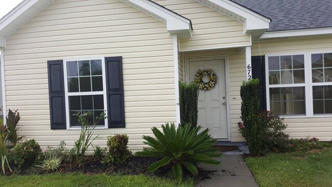 Building Photo - SPECIAL! 3 Bedroom Home w/ Yard and No HOA - Half off 2nd month rent