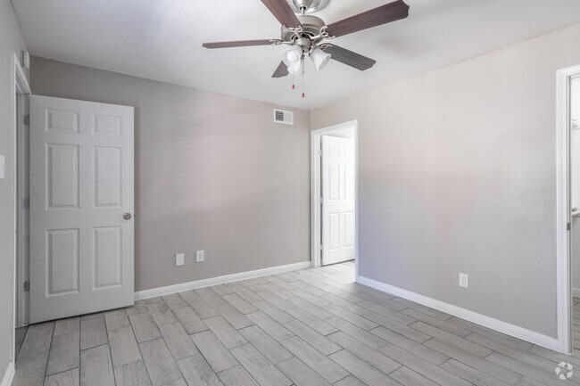 2BR, 2BA - 863SF