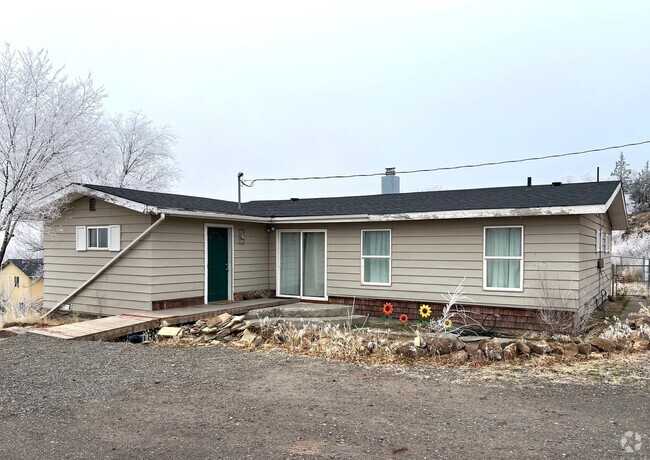 Building Photo - Cozy 3-Bedroom Home with Canyon Views and ...