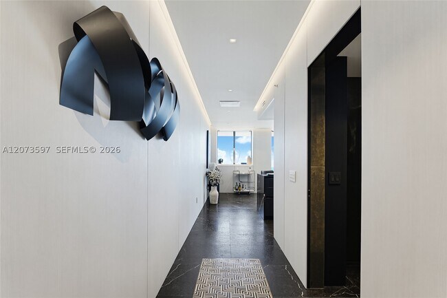 Building Photo - 5875 Collins Ave Unit 902