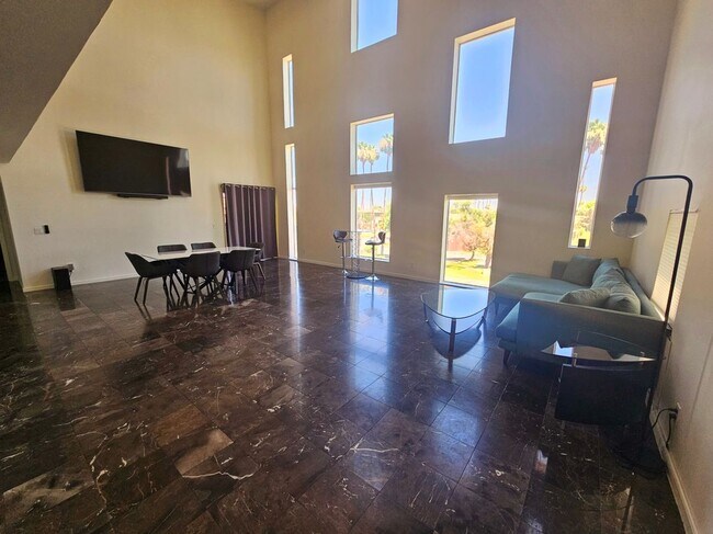 Photo - 1111 W University Dr