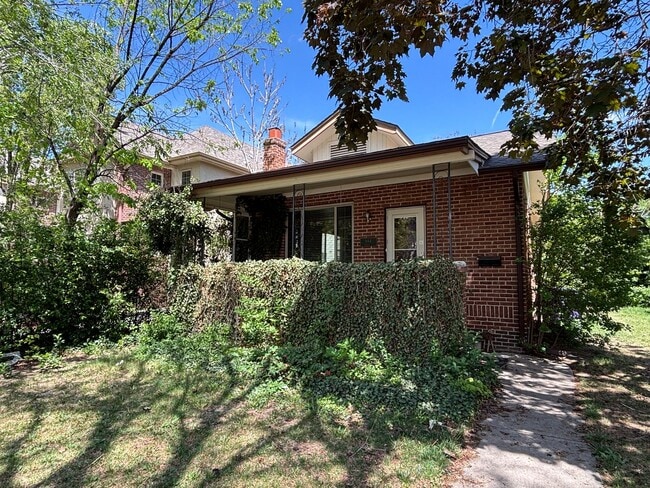 Building Photo - Cozy 2-bedroom bungalow! Detached 2-car garage!