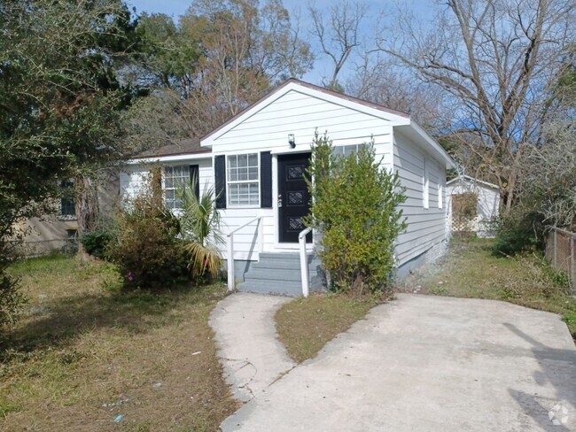 Building Photo - Quaint and Cozy 2 BR 1 BA Home