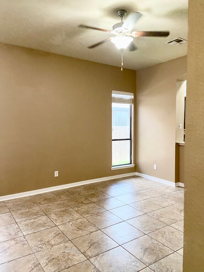 Living area - 203 Simi Dr