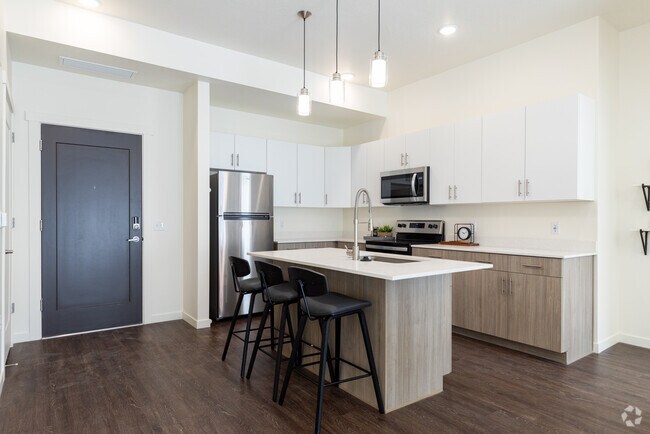 2BR, 2BA - 903SF