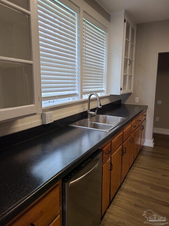 Photo - 114 W La Rua St