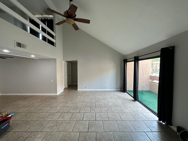 Living room - 1400 W Edgehill Rd Unidad 14 Rental